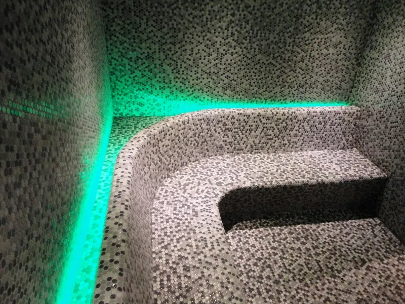 Buhar odası spa oturma alanı ve aydınlatma detayı