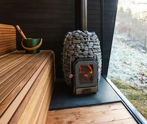 Ahşap sauna içinde taş hazneli sauna sobası ve oturma bankı