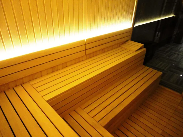 Ahşap kaplamalı ev tipi sauna iç mekan uygulaması